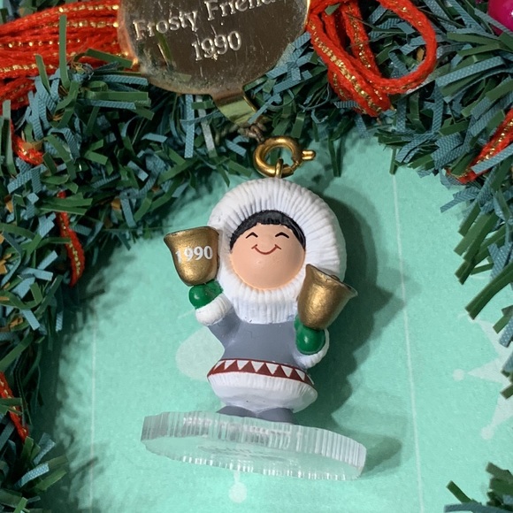 Frosty friends Wreath with 1 mini ornament - Picture 8 of 11